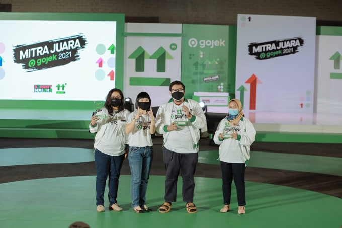 Amelia (kanan) bersama dua penerima penghargaan Mitra Juara Gojek 2021 foto bersama dengan Catherine Hindra Sutjahyo (dua kiri), Direktur sekaligus Head of Food and Indonesia Sales & Ops GoTo di Jakarta, Jumat (5/11/2021).